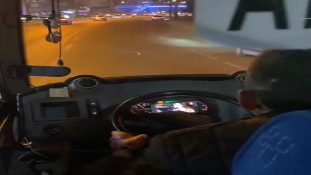 Halk Otobüsü Şoförü, Direksiyonun Arkasına Bıraktığı Telefondan Dizi İzledi