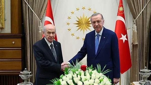 Gazeteci Barış Yarkadaş, Beştepe’deki görüşmede Cumhurbaşkanı Recep Tayyip Erdoğan ile MHP lideri Devlet Bahçeli'nin seçim tarihini konuştuklarını ve seçim için 9 Nisan 2023 tarihinin gündeme geldiğini iddia etti.