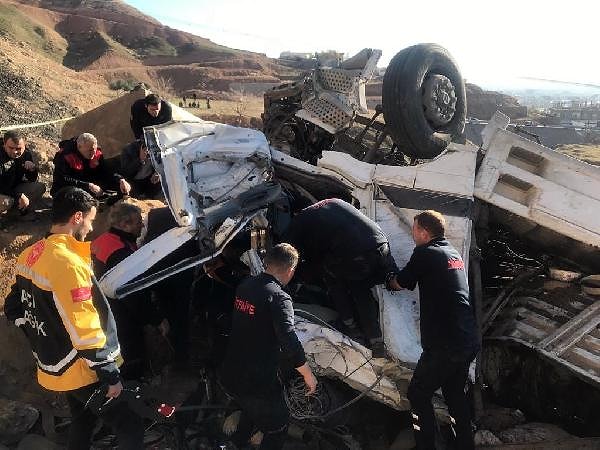 Kaza, öğlen saatlerinde Şırnak-Cizre karayolu Şehit Jandarma Yüzbaşı Mustafa Erdal Tüneli çıkışı yakınlarında meydana geldi.