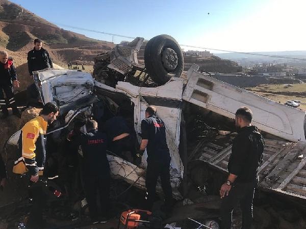 Virajı alamayan Şaban Çini yönetimindeki 63 VF 208 plakalı TIR, şarampole yuvarlandı. İhbarla olay yerine sağlık, jandarma, emniyet ve itfaiye ekipleri sevk edildi.