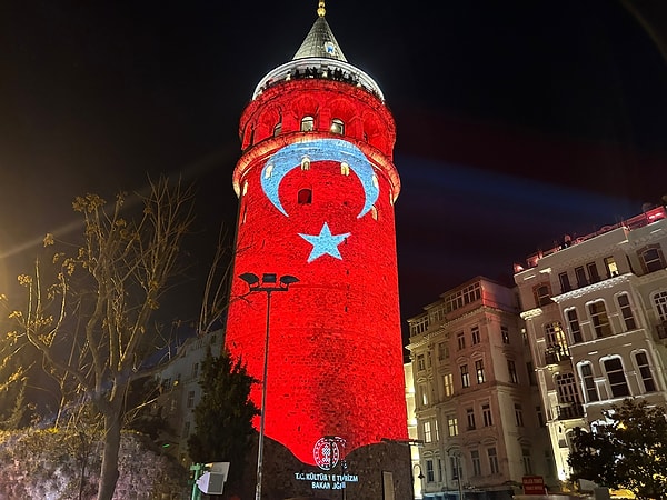 Kültür ve Turizm Bakanlığı tarafından hazırlanan, video mapping yöntemiyle yapılan gösteride ‘Mutlu Yıllar, Hoş geldin 2023’ yazısı yer aldı.