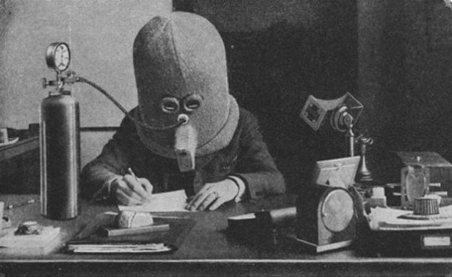4. Finallere çalışmak artık daha kolay: Dışarıdan gelen tüm sesi bloke etmek için tasarlanan "izole eden kask". (1925)