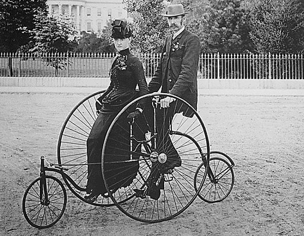 6. İki kişilik bisikletlerini süren bir çift. (1886)