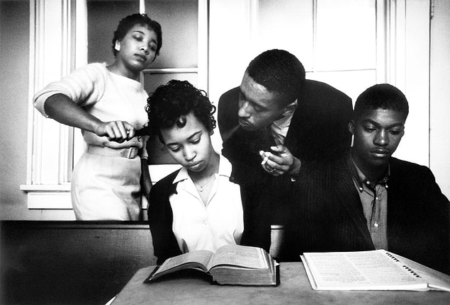 14. Eve Arnold tarafından çekilen bir fotoğraf: 15 yaşındaki siyahi bir kız, dışarıda maruz kalacağı davranışlar için hazırlanıyor.