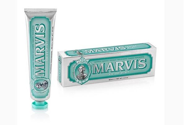 Mentolün verdiği benzersiz temizlik ve tazelik hissini seviyorsan Marvis Anise Mint tam sana göre bir diş macunu!
