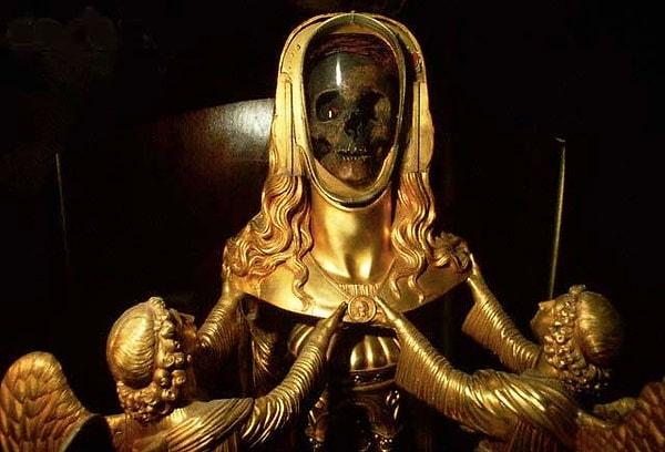 3. Fransa'daki Saint Maximin Bazilikası'nda Mary Magdalene heykelindeki bu kafatası görenleri epey ürkütüyormuş.