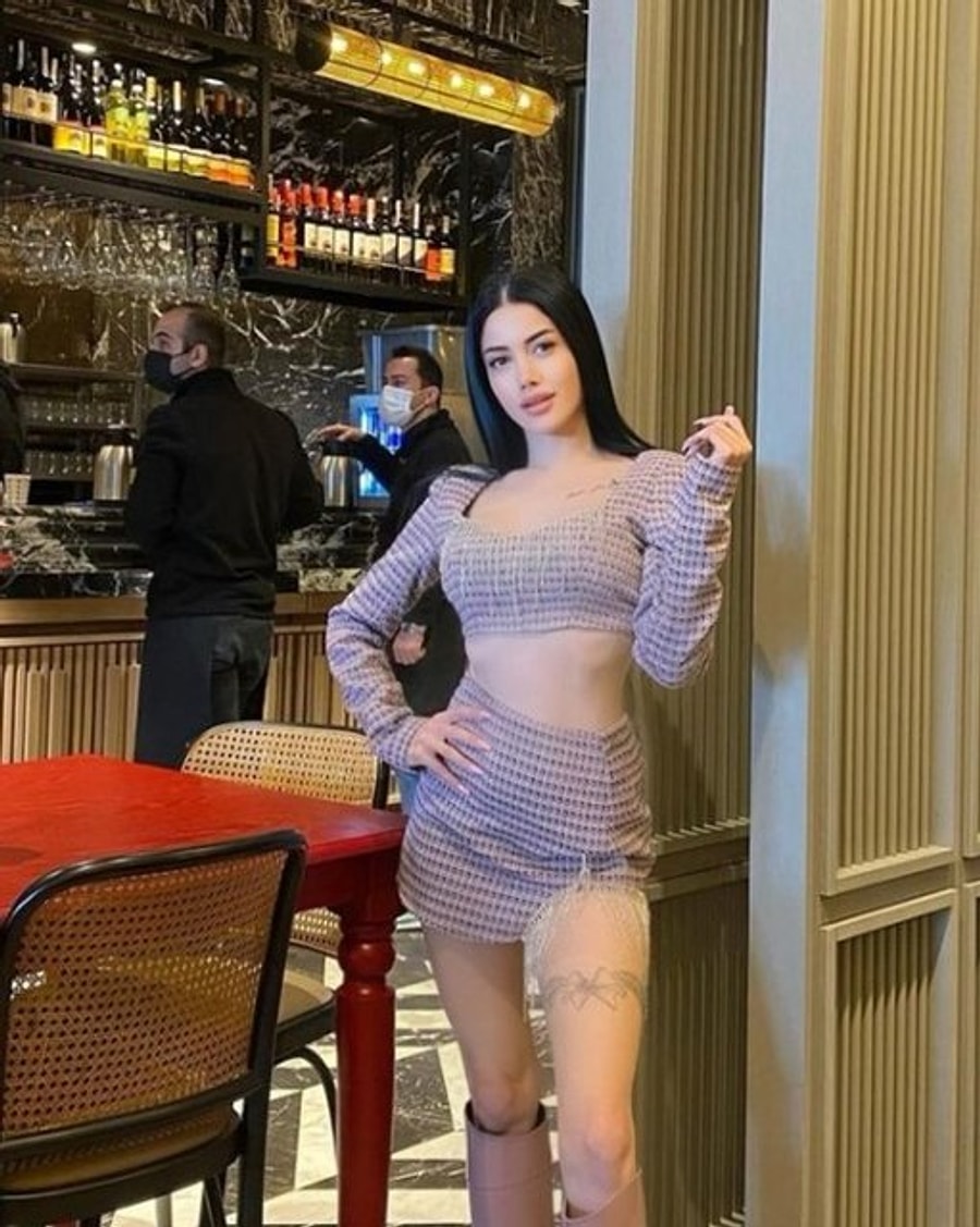 Gerek giyimi gerek konuşmaları gerekse de tavırlarıyla sadece programda değ...