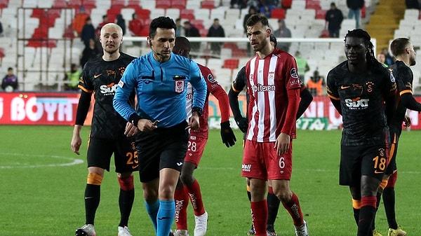 49. dakikada Ulvestad ile durumu 1-1 yapan Sivasspor'un golü hakem Erkan Özdamar'ın VAR ekranının karşısına gitmesiyle iptal edildi.
