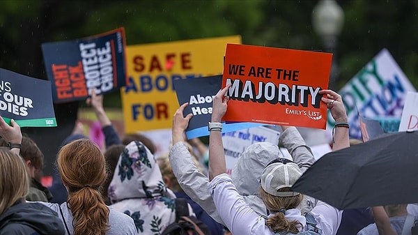 ABD'nin Idaho eyaleti, 25 Ağustos 2022'de kürtajı tamamen yasaklayarak, tecavüz ve ensest vakaları gibi sınırlı istisnalar dışında kürtaj yapılmasını engelledi.