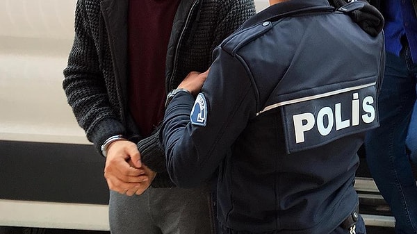 Polis ekipleri, M.K. ile ismi öğrenilemeyen bir arkadaşını gözaltına aldı. Şüphelilerin, emniyetteki işlemlerinin sürdüğü bildirildi.