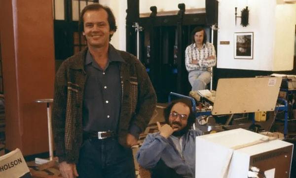 Filmin çekiliş aşaması da anlaşılacağı üzere bir hayli sıkıntılı olmuş. Jack Nicholson’ın rolünü sette benimsemesi, Kubrick'in senaryoyu sürekli değiştirmesi ve baskılayıcı yönetmenliği, Shelley Duvall’ın psikolojisinin bozulması gibi birçok konu zor bir çekim aşması olduğuna örnektir.