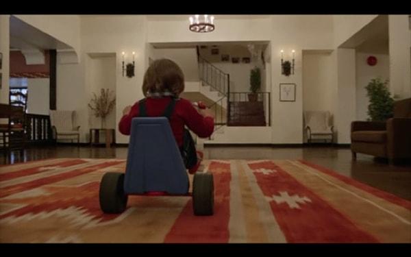 Danny'nin küçük bisikletiyle otel koridorlarında takip ettiği kareler sinema tarihine kazındı. Filmin seti de bu kamera tekniğine uygun tasarlanmıştır ve üzerine bir de Kubrick'in tekniği ustalıkla kullanmasıyla birlikte bu sahneler sinema dünyasına yer edindi.