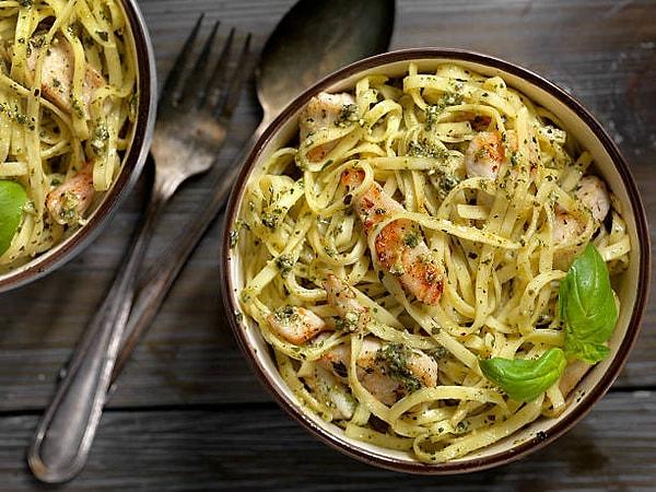 Linguine, spagettiye benzeyen uzun ama hafif dar ve yassı bir makarnadır. Pesto sosu ve krema ile lezzetli tarifler yapabilirsiniz.