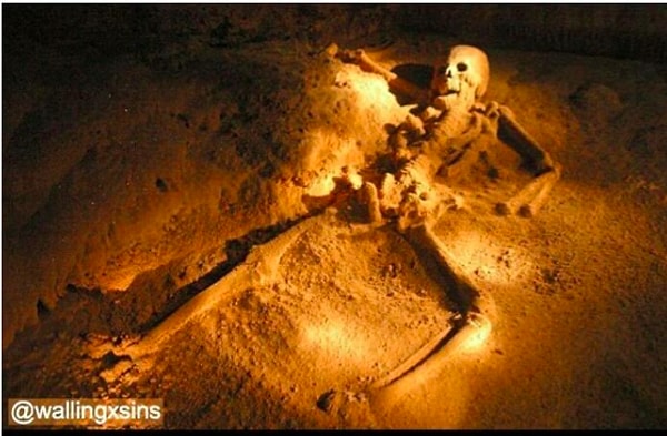 14. В Белизе есть пещера, где вы можете найти остатки человеческих жертвоприношений древних Майя. Но вам придется вплавь, перейти вброд пещерную реку и проползти через темные, тесные, неровные скалы, чтобы добраться до задней части пещерной системы. Там вы увидите множество останков трупов жертв, в том числе Хрустальную деву, останки 18-летней девушки, которые покрыты природными наслоениями. В лучах солнца этот скелет казался ослепительно белым, поэтому получил название "Хрустальной девы" (Crystal Maiden).