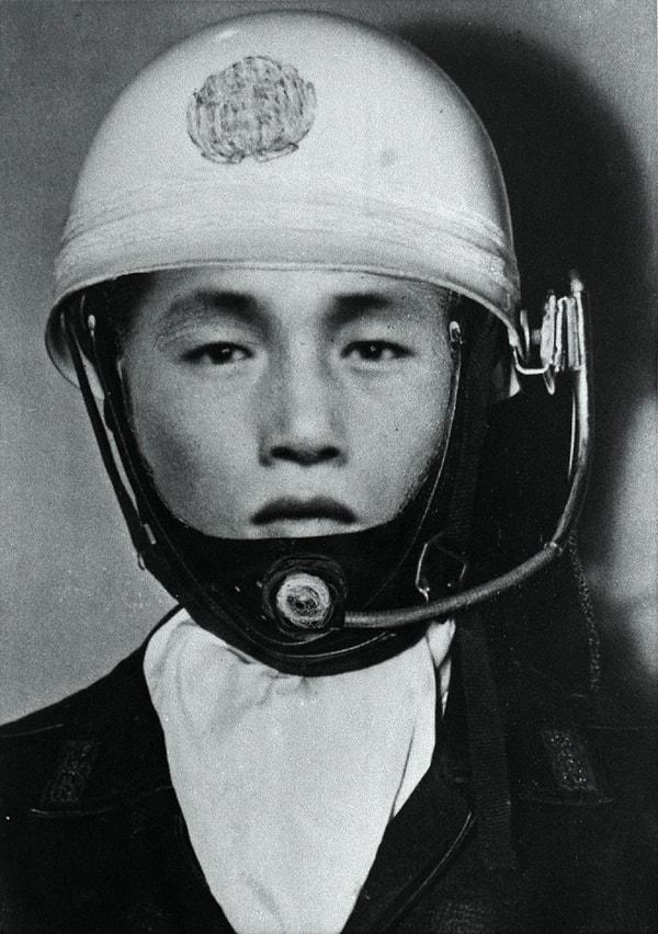 1. Japonya'da 1968 yılında sahte bir motosikletli polis, içerisinde 300 milyon Japon yeni olan banka aracını durdurdu.