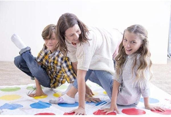 16. Aile boyu eğlenmek, bolca hareket ve kahkaha için en iyi oyunlardan biri şüphesiz Twister!