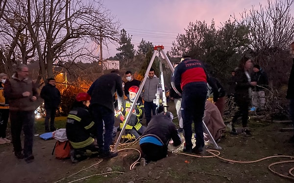 Oğlunun kuyuya düştüğünü gören baba Demir, oğlunu kurtarmak için arkasından kuyuya girmişti