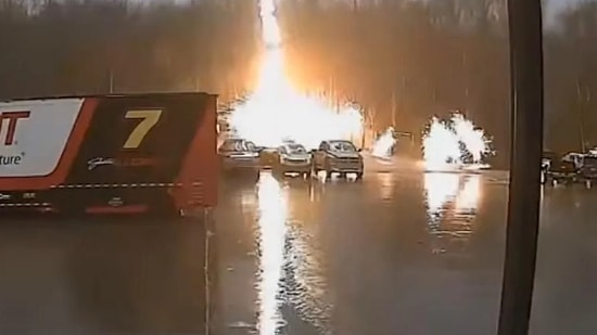 Park Halindeki Aracın Üzerine Yıldırım Düştü