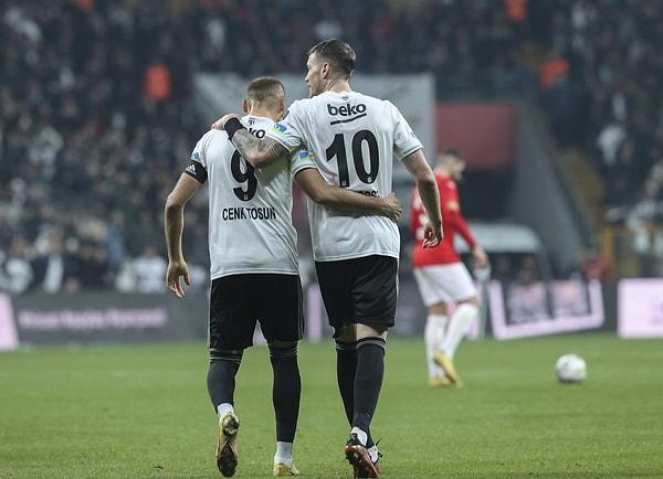 Kasımpaşa'nın ataklarında kaleci Mert Günok gole kalesini kapatırken, 45+6'da bu kez sahneye Wout Weghorst çıktı. Hollandalı golcü ilk yarı biterken Beşiktaş'ı 2-0 öne geçirdi.