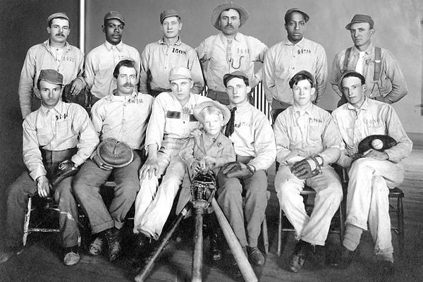 Adından da anlaşılacağı üzere, Wyoming Eyaleti Cezaevi Yıldızları (The Wyoming State Penitentiary All Stars), daha önce görülmüş hiçbir beyzbol takımına benzemiyor.