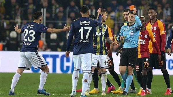 Fenerbahçe ile Galatasaray arasında son dönemde yapılan derbilerde gösterilen sarı ve kırmızı kartların çokluğu dikkati çekiyor.