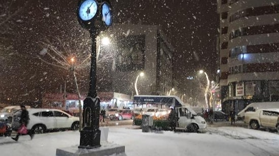 Yılın İlk Kar Tatili Van'dan: Eğitime 1 Gün Ara Verildi