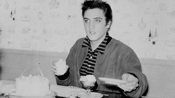 Elvis'in yaşadığı malikane olan 'Graceland'ın arşivcisi Angie Marchese: "Elvis, eski güzel Güney yemekleriyle büyüdü. Köfte, patates püresi, kızarmış tavuk, peynirli makarna... Büyürken yediği her şey onun favorilerindendi."