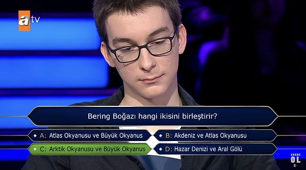 10.000 TL değerindeki 6. soruya ulaşmayı başaran Emre Köseoğlu coğrafya sorusuna da kısa sürede doğru yanıt vererek başarılı ilerleyişini sürdürdü.