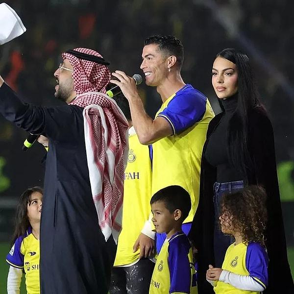 Al-Nassr ile 2,5 yıllık bir sözleşme imzalayan Ronaldo'nun sözleşmesinde bulunan ücretsiz uçuş hakkı, özel zırhlı araç, zırhlı spor araba, her maç ve gol başına ayrı ayrı 200 bin euro ve ailesine özel mülk gibi maddeler futbolseverleri epey şaşırtmıştı.