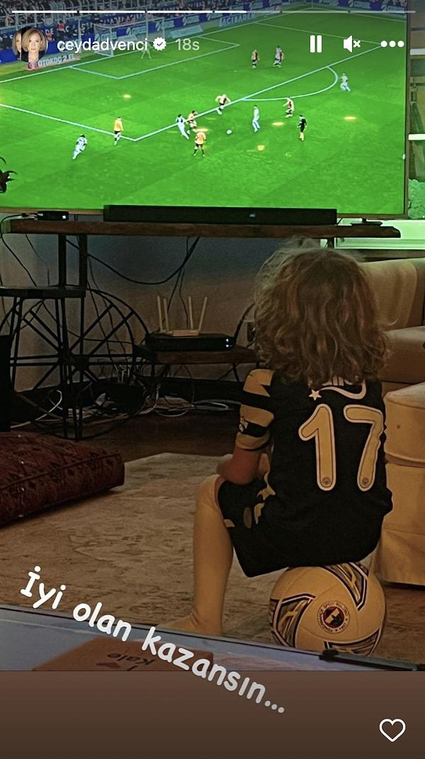 Ayrılık iddiaları üzerine sessizliğini koruyan Ceyda Düvenci, önceki akşam Fenerbahçe-Galatasaray karşılaşmasını izleyen oğlunun bir fotoğrafını paylaştı.