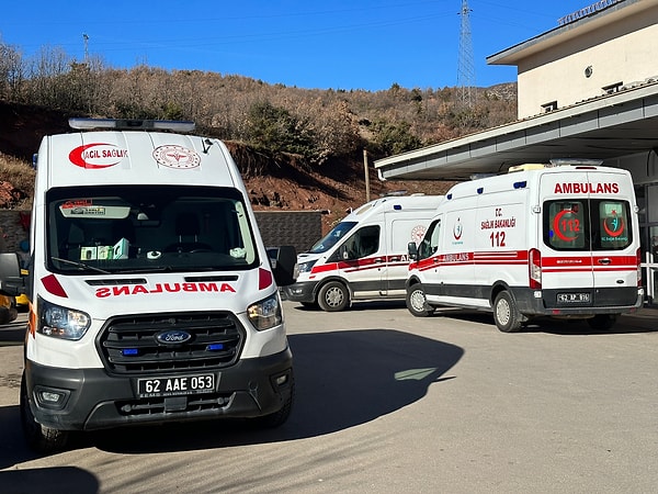 Kent merkezinin girişinde görevli polislerin içinde bulunduğu iki otobüs, yan yana çalışır halde park edildi.