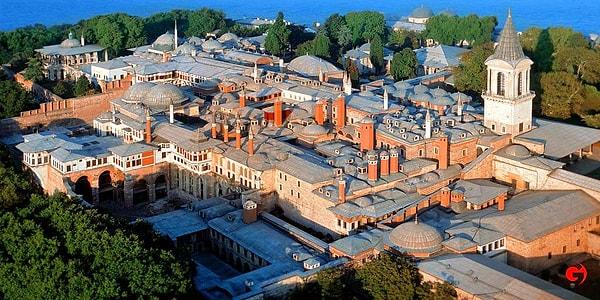 Klasik dönemde inşa edilen İstanbul'daki Topkapı Sarayı, bu dönemin zenginliğini ve mimari parlaklığını örneklemektedir.