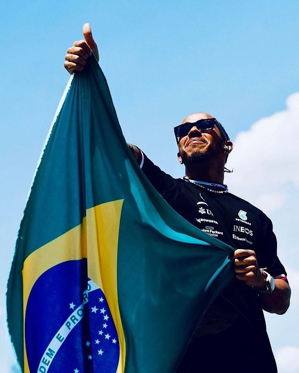 Dünyanın gelmiş geçmiş en iyi Formula 1 pilotlarından olan Lewis Hamilton'ın Brezilyalı model Juliana Nalu ile birlikte olduğu iddia ediliyor