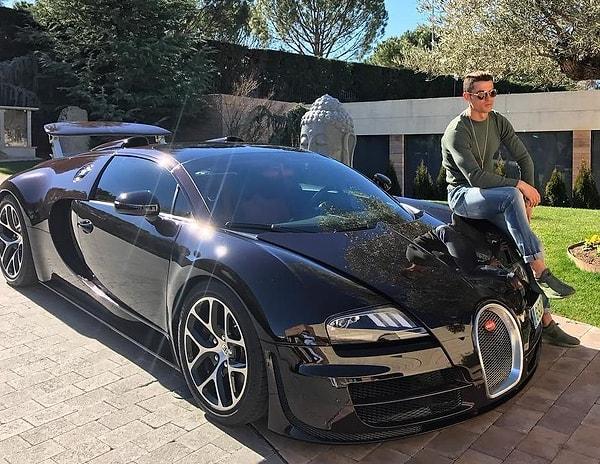 Cristiano Ronaldo ile başlıyoruz. Dünyaca ünlü futbolcunun garajındaki en pahalı araç 18.9 milyon dolar değerindeki Bugatti La Voiture Noire.