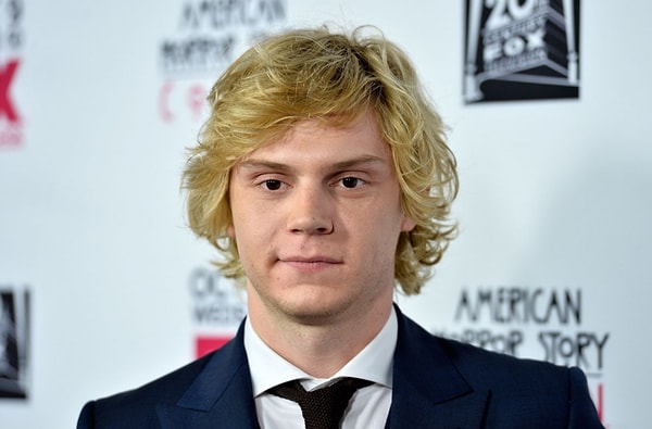 Лучший актер в телефильме, сериале или мини-сериале: Эван Питерс («Монстр: История Джеффри Дамера»)