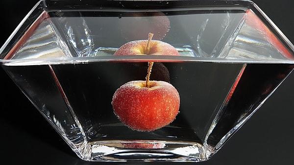 19. Elma suyun üzerinde yüzer çünkü, %25'i havadır.