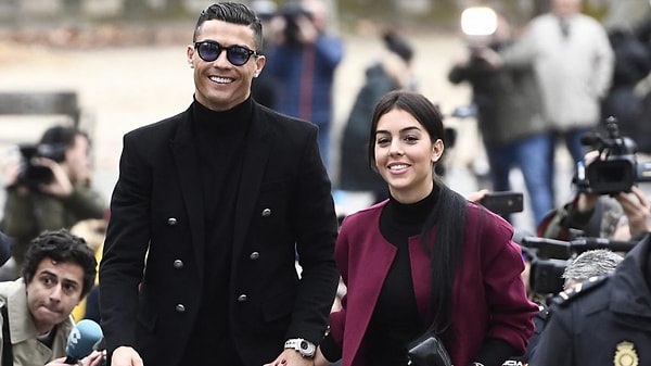 Evli olmayan erkekler ve kadınların bir arada yaşamasını engelleyen Suudi Arabistan'ın, Ronaldo'yu bundan muaf tutup tumayacağı tartışılıyor.