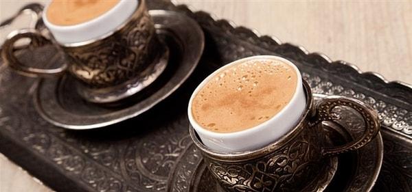 4. Dibek kahvesi: Dibek, aslında bir öğütme biçiminin adıdır. Bildiğimiz kahve çekirdeklerinin değirmenler yerine içi oyuk taş havanlarda öğütülmesine dibek adı verilir.  Klasik Türk kahvesine göre daha aromatik ve daha yoğun kıvamlıdır.