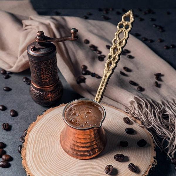 5. Mirvari kahvesi: Azericede “inci” anlamına gelmektedir. Mirvari kahvesi oldukça yumuşak içimli, az telveli bir kahve türüdür. İçinde Türk kahvesinin yanı sıra süt, safran, mahlep, keçiboynuzu, damla sakızı ve salep yer alır ve klasik Türk kahvesi fincanlarında sunulur. Ayrıca bronşit, öksürük ve astıma da iyi gelmektedir.