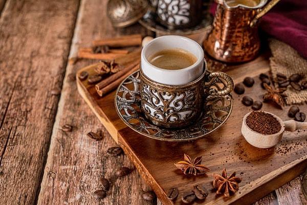 5. Kahve fincanını kahve yapmadan önce ısıtmak büyük bir hatadır. Kahve fincanını ısıtmak espresso için kullanılan bir yöntemdir.