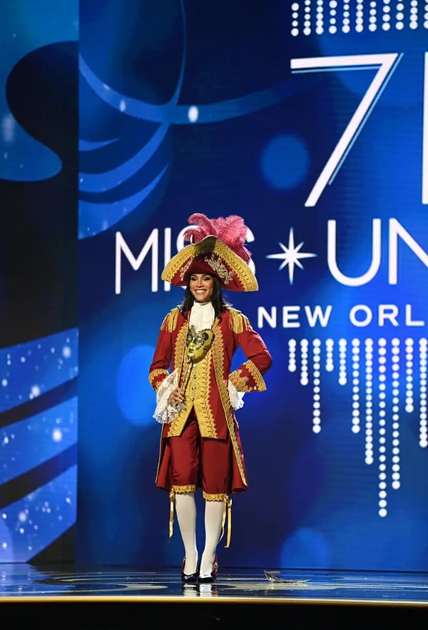 Мисс Италия Вирджиния Стаблум надела карнавальный костюм