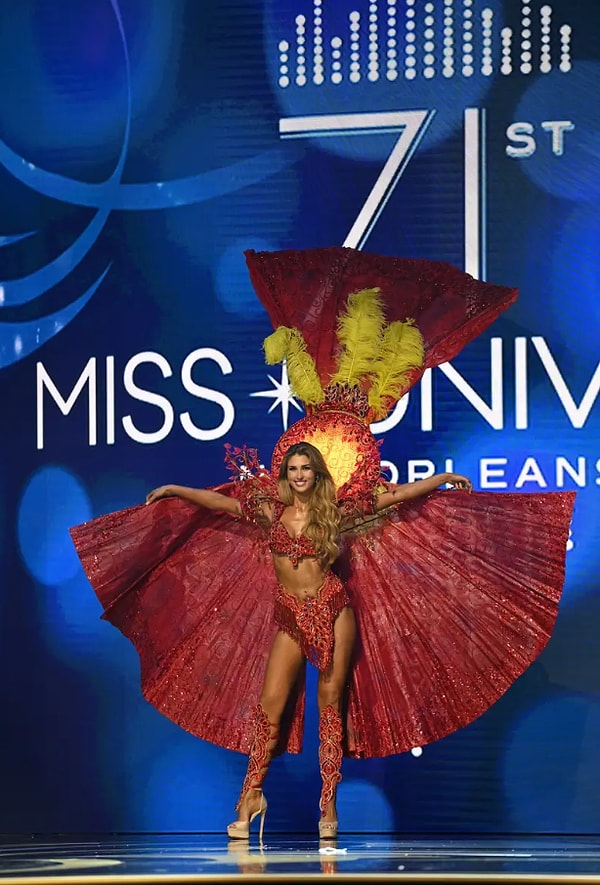 Костюм Мисс Перу был вдохновлен рассветом над Амазонкой