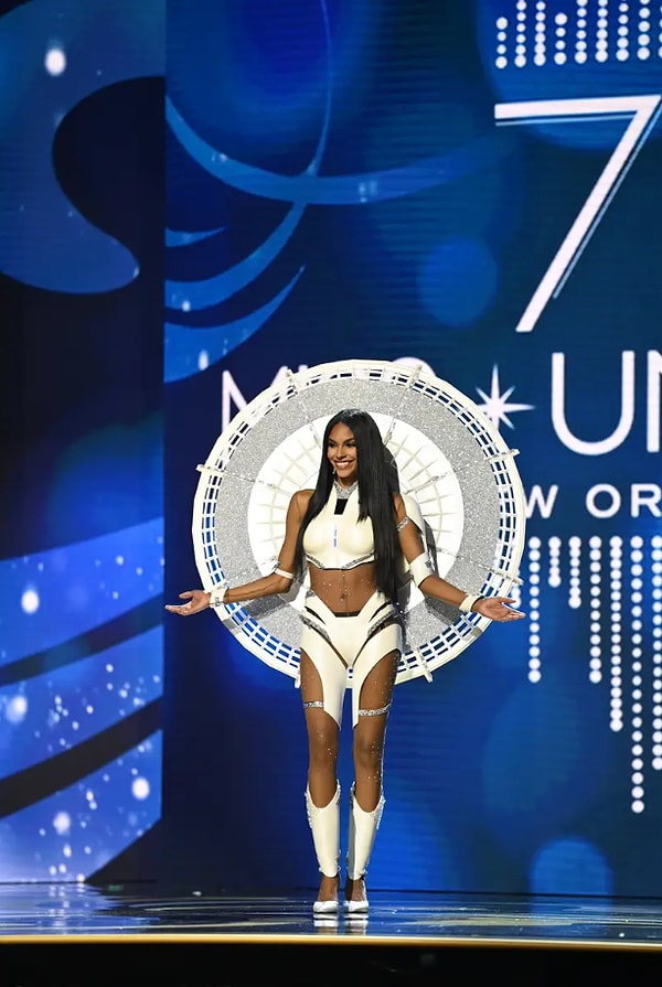 Мисс Пуэрто-Рико Эшли Кариньо и ее футуристический костюм в виде телескопа