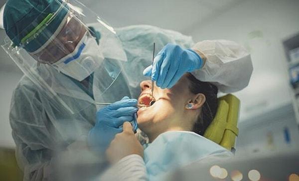 11. "Diş hekimliğinde cerrahi asistanım ve bazı çürük diş ameliyatlarının gerçekten çok kötü koktuğuna şahit oldum. Koku tüm odaya yayılır ve asla çıkmazdı..."