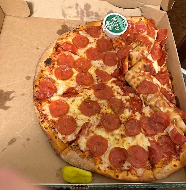 2. Pizza düşmüş, dünyanın en üzücü görüntüsü...