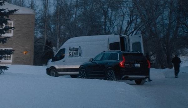 14. Violent Night (2022) filmindeki yemek şirketi, adını "A Christmas Story" filmindeki zorba karakterlerden alır.