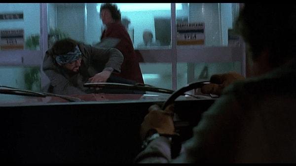 5. An American Werewolf in London (1981) filmindeki araba sahnesinde arka planda yazar ve yönetmen John Landis gözüküyor.