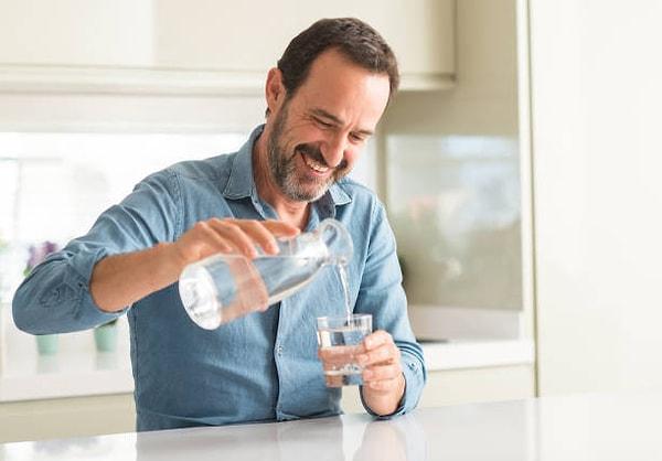 Yetişkin bireylerin günlük su tüketimi boy ve yaşa göre değişiklik gösterir. Yetişkin bir kişinin böbrekleri en fazla 20 litre suyu atabilir.