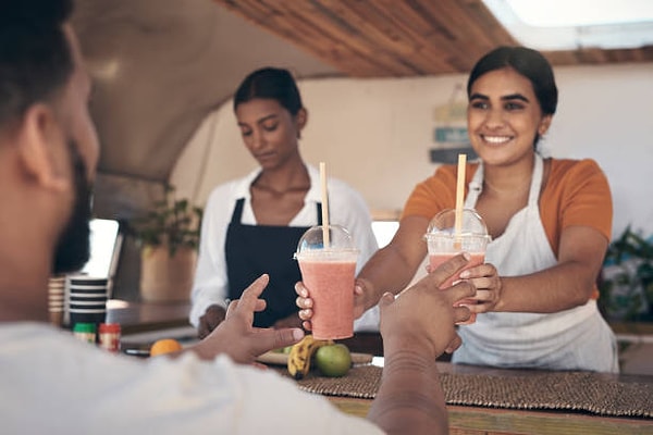 Malt Shop adı verilen o zamanların popüler kafelerinde, 1930'lu yılların başında milkshake en popüler içecek olmuştur. Daha sonra tarifin gelişimi açısından eggnog tarzı, dondurma ve malt bazlı tarifler birbirleriyle etkileşip yeni tarifleri doğurmuşlardır.