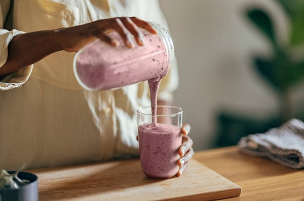 O zamanlar elektrikli çırpıcılar olmadığı için shakerlar kullanılıyordu. Milkshake, adını da bu shakerlardan almıştır. Ayran ve milkshake bakıldığında aynı mantığı taşımaktadır.